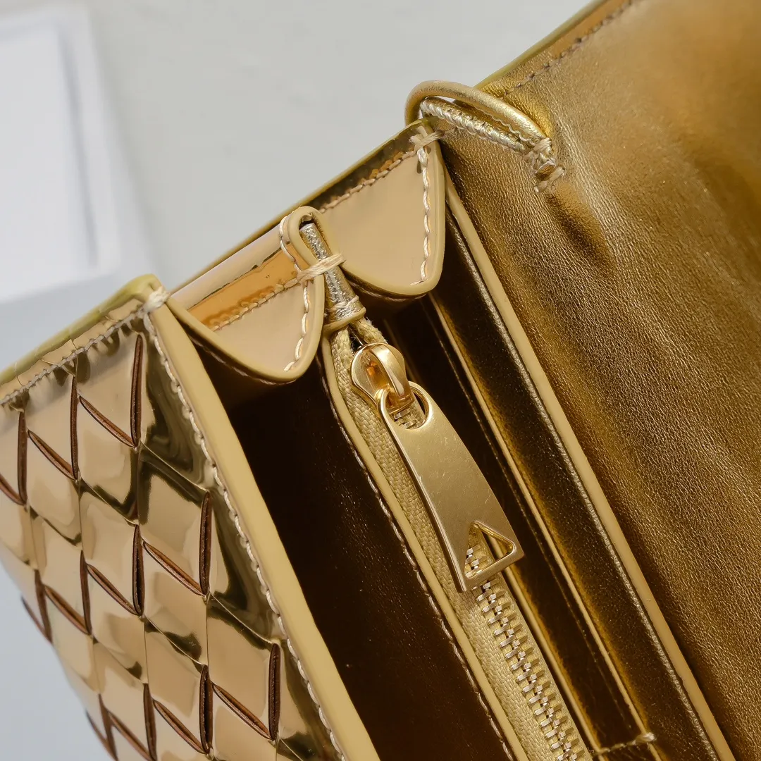 Batch 1160 BV Andiamo clutch wallet is super high-end🤎🤎How come the long clutch bag is so exquisite~ The braided style bag surface paired with all-copper hardware is really warm and high-end. The bag body is super light and can be grabbed easily! It can store a lot of small items and large mobile phones ~ very practical for daily use. Style number: 1504 Size: 19*11.5*3